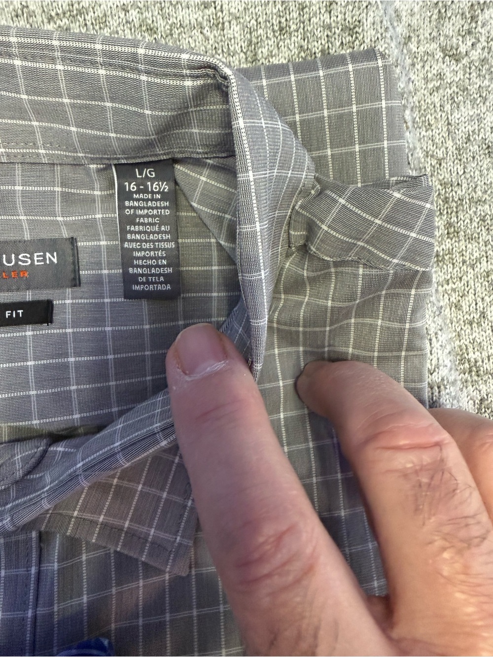 Van Heusen Men’s Traveler Slim Fit Dress Shirts, Large, Three Shirts in total. - Picture 6 of 7